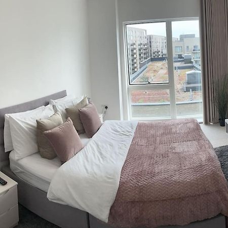 Contemporary Urban Retreat, 2-Bedroom Haven By London City Airport Exterior photo