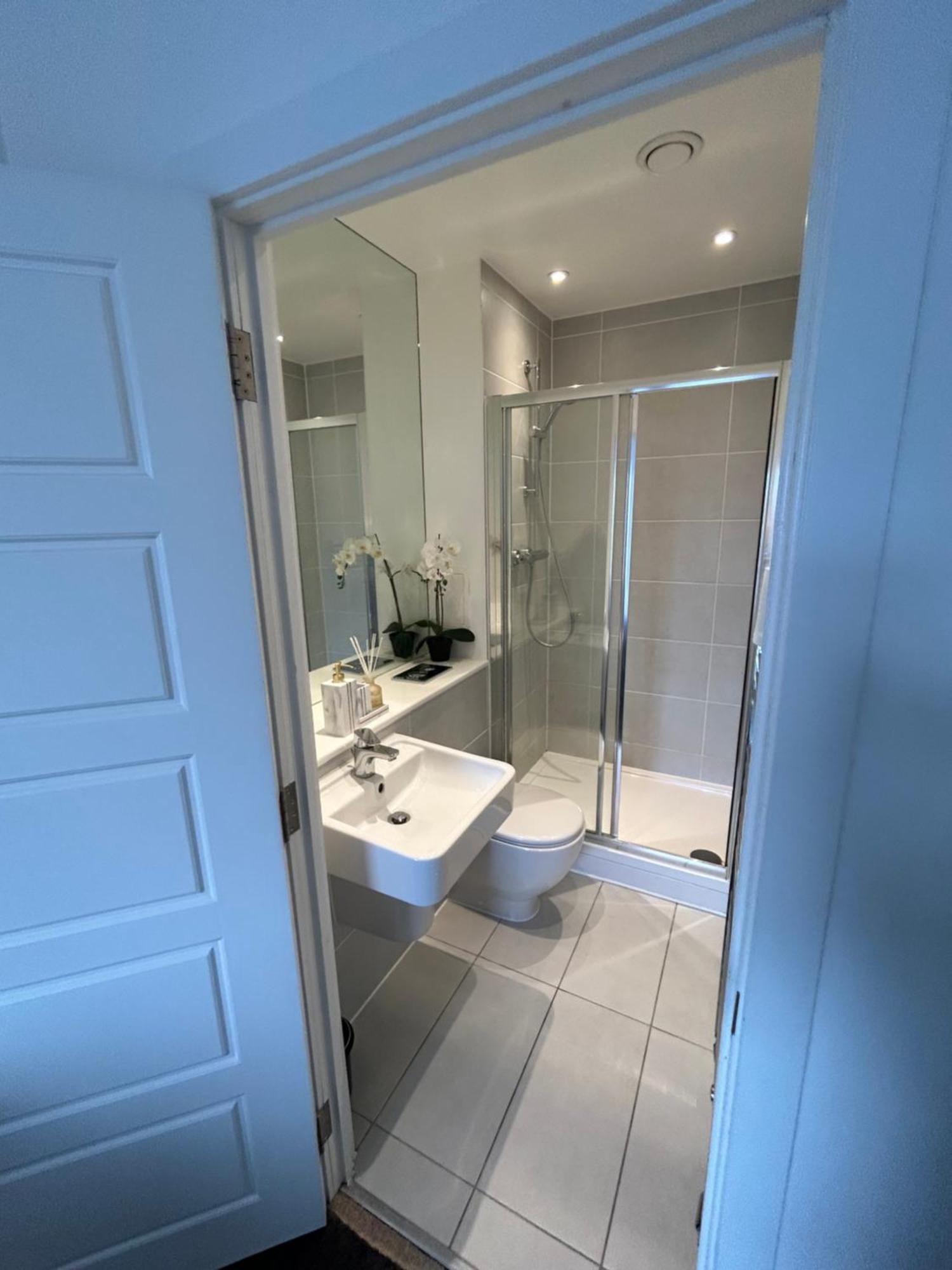 Contemporary Urban Retreat, 2-Bedroom Haven By London City Airport Exterior photo