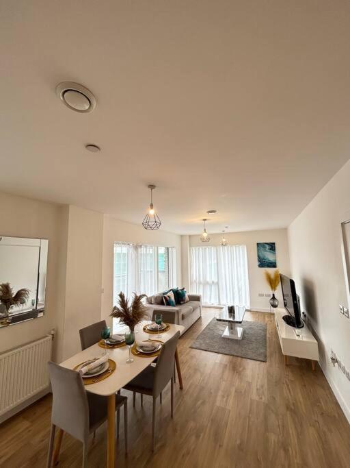 Contemporary Urban Retreat, 2-Bedroom Haven By London City Airport Exterior photo