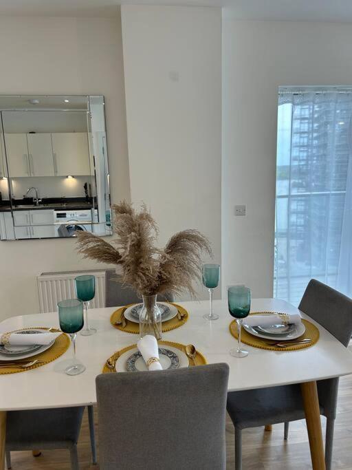 Contemporary Urban Retreat, 2-Bedroom Haven By London City Airport Exterior photo