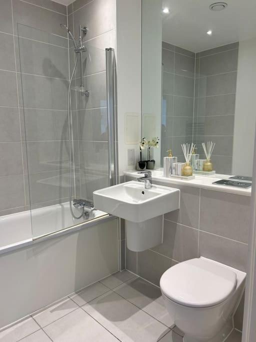 Contemporary Urban Retreat, 2-Bedroom Haven By London City Airport Exterior photo