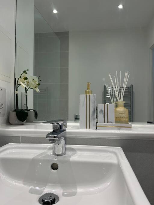 Contemporary Urban Retreat, 2-Bedroom Haven By London City Airport Exterior photo