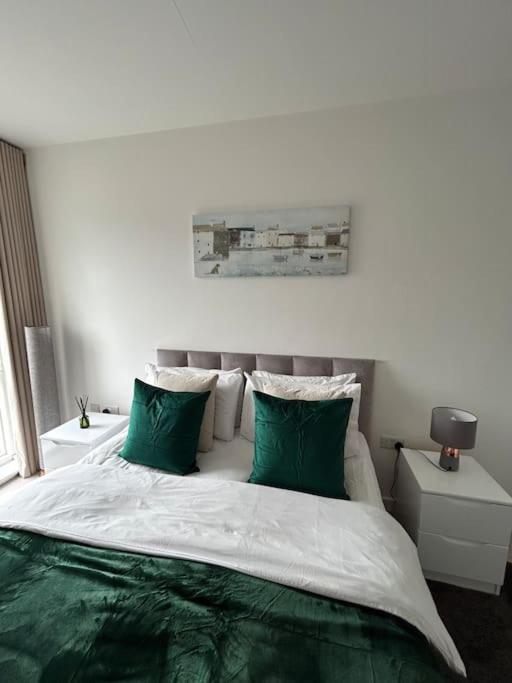 Contemporary Urban Retreat, 2-Bedroom Haven By London City Airport Exterior photo