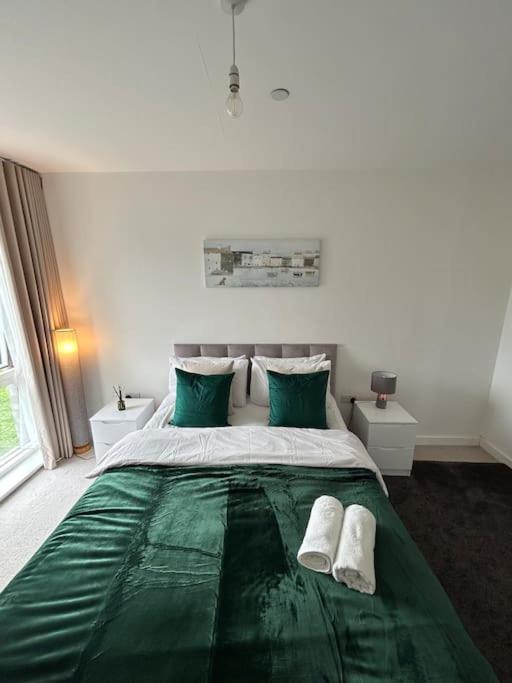 Contemporary Urban Retreat, 2-Bedroom Haven By London City Airport Exterior photo