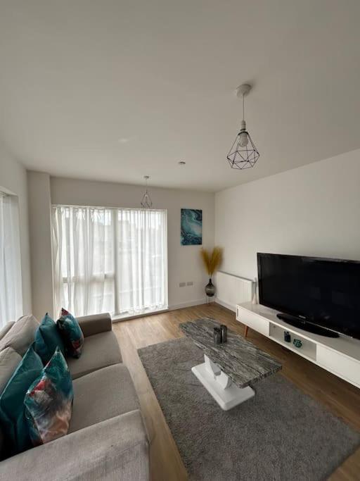 Contemporary Urban Retreat, 2-Bedroom Haven By London City Airport Exterior photo
