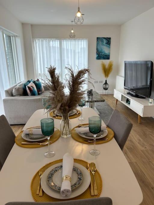 Contemporary Urban Retreat, 2-Bedroom Haven By London City Airport Exterior photo