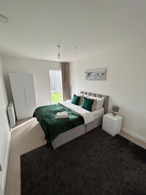 Contemporary Urban Retreat, 2-Bedroom Haven By London City Airport Exterior photo