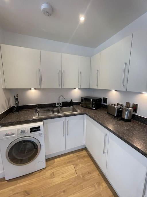 Contemporary Urban Retreat, 2-Bedroom Haven By London City Airport Exterior photo