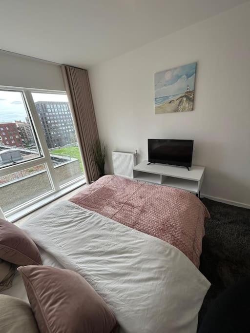 Contemporary Urban Retreat, 2-Bedroom Haven By London City Airport Exterior photo