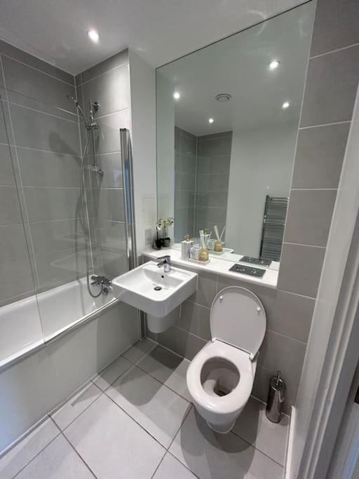 Contemporary Urban Retreat, 2-Bedroom Haven By London City Airport Exterior photo