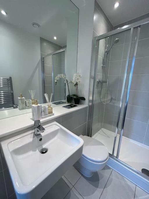 Contemporary Urban Retreat, 2-Bedroom Haven By London City Airport Exterior photo