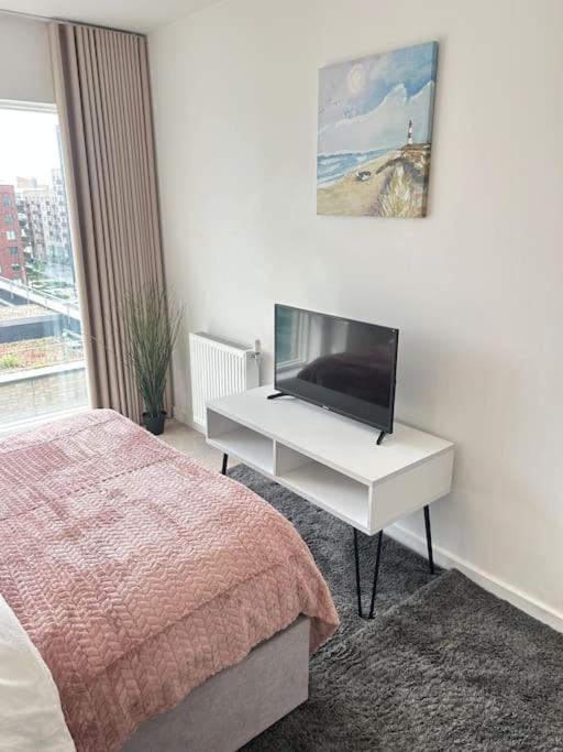 Contemporary Urban Retreat, 2-Bedroom Haven By London City Airport Exterior photo