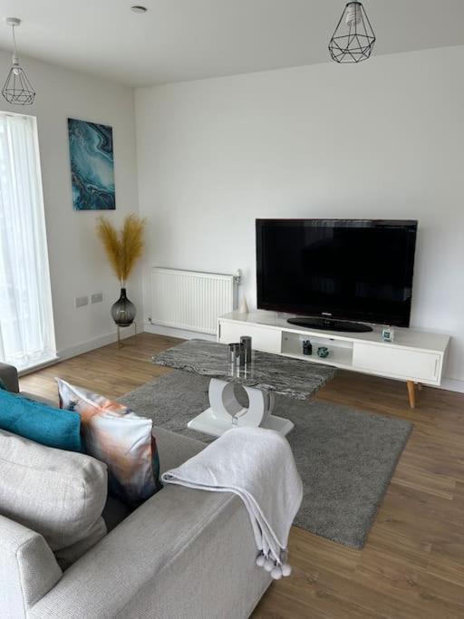 Contemporary Urban Retreat, 2-Bedroom Haven By London City Airport Exterior photo
