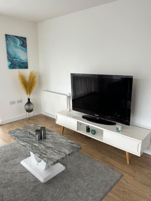 Contemporary Urban Retreat, 2-Bedroom Haven By London City Airport Exterior photo