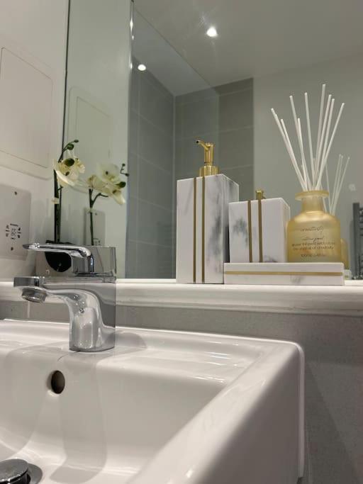 Contemporary Urban Retreat, 2-Bedroom Haven By London City Airport Exterior photo