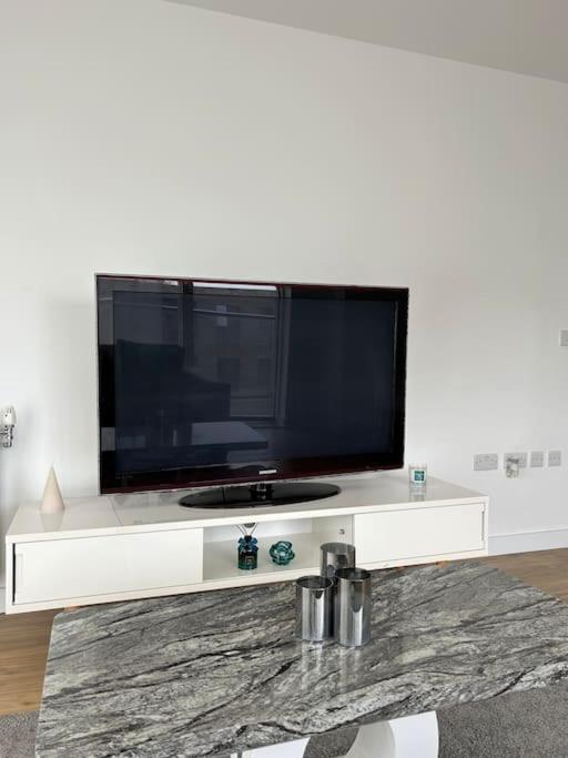 Contemporary Urban Retreat, 2-Bedroom Haven By London City Airport Exterior photo