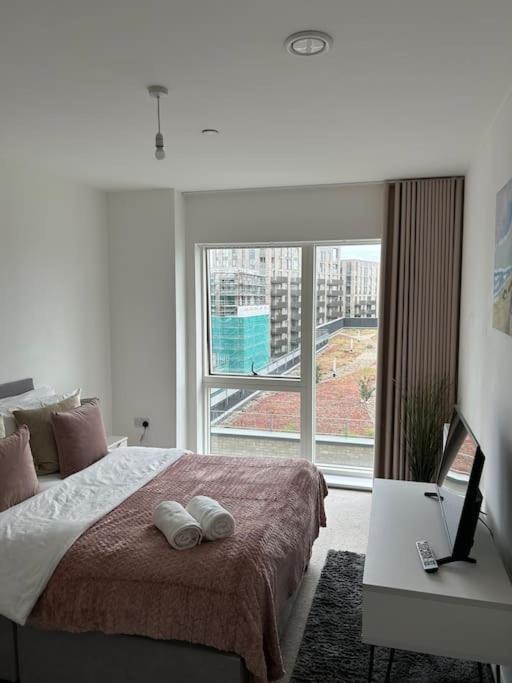 Contemporary Urban Retreat, 2-Bedroom Haven By London City Airport Exterior photo