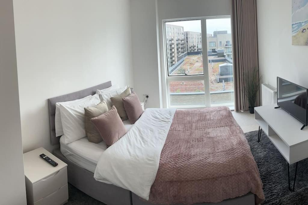 Contemporary Urban Retreat, 2-Bedroom Haven By London City Airport Exterior photo