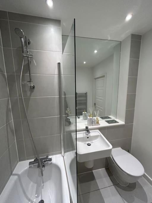 Contemporary Urban Retreat, 2-Bedroom Haven By London City Airport Exterior photo