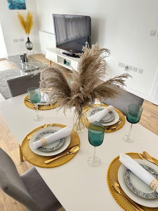 Contemporary Urban Retreat, 2-Bedroom Haven By London City Airport Exterior photo