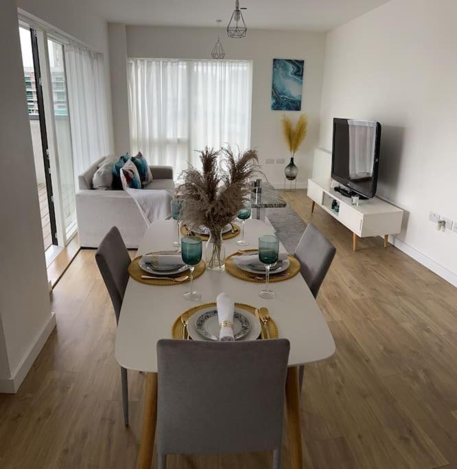 Contemporary Urban Retreat, 2-Bedroom Haven By London City Airport Exterior photo