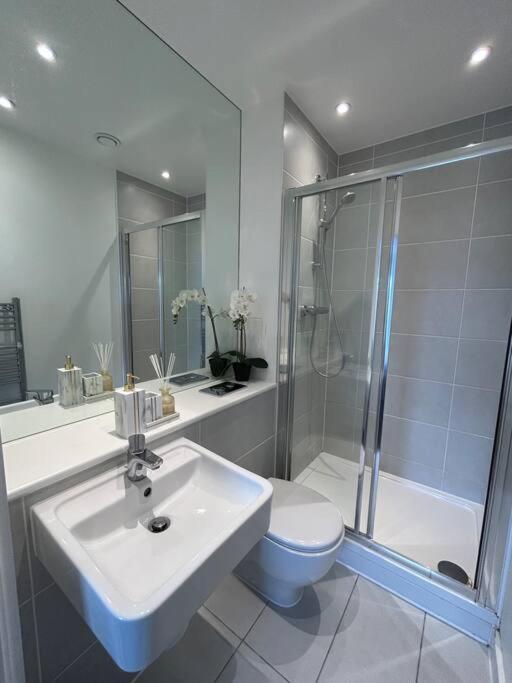 Contemporary Urban Retreat, 2-Bedroom Haven By London City Airport Exterior photo