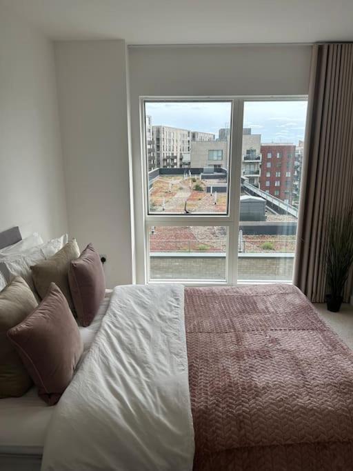 Contemporary Urban Retreat, 2-Bedroom Haven By London City Airport Exterior photo